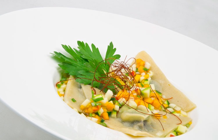 Ravioles de boudin à la poire & bouillon de légumes d’hiver