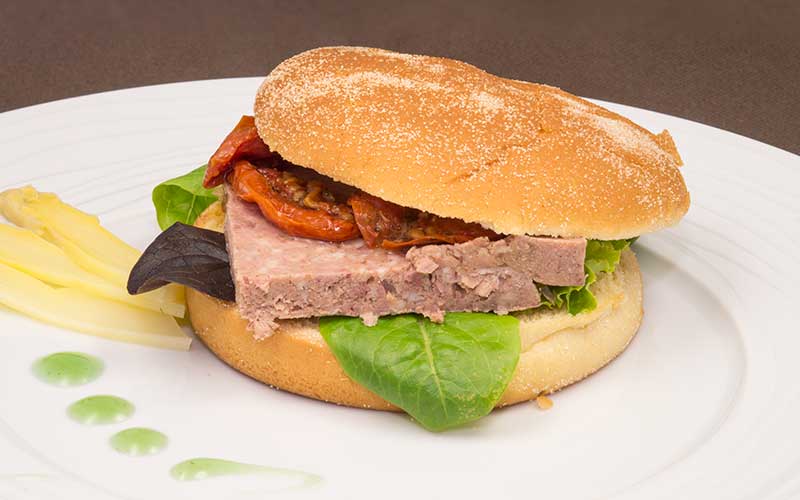 « Le burger de campagne » , pain brioché et son steak froid de terrine de campagne