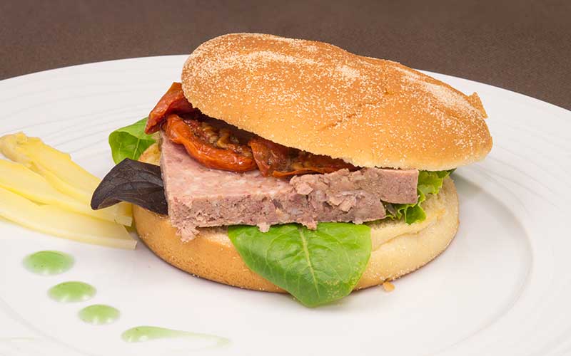 Recette « Le burger de campagne » , pain brioché et son steak froid de terrine de campagne