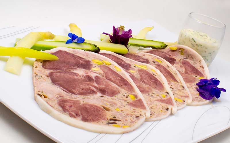 Recette Carpaccio de galantine à l’huile de noisette, asperges d’Alsace et sa sauce gribiche en mayonnaise