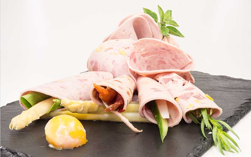 Assiette de charcuterie, dressée en Wraps et son oeuf poché