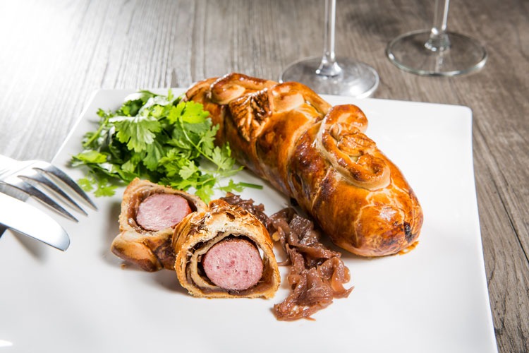 Saucisse fumée en croûte : salade d’herbes