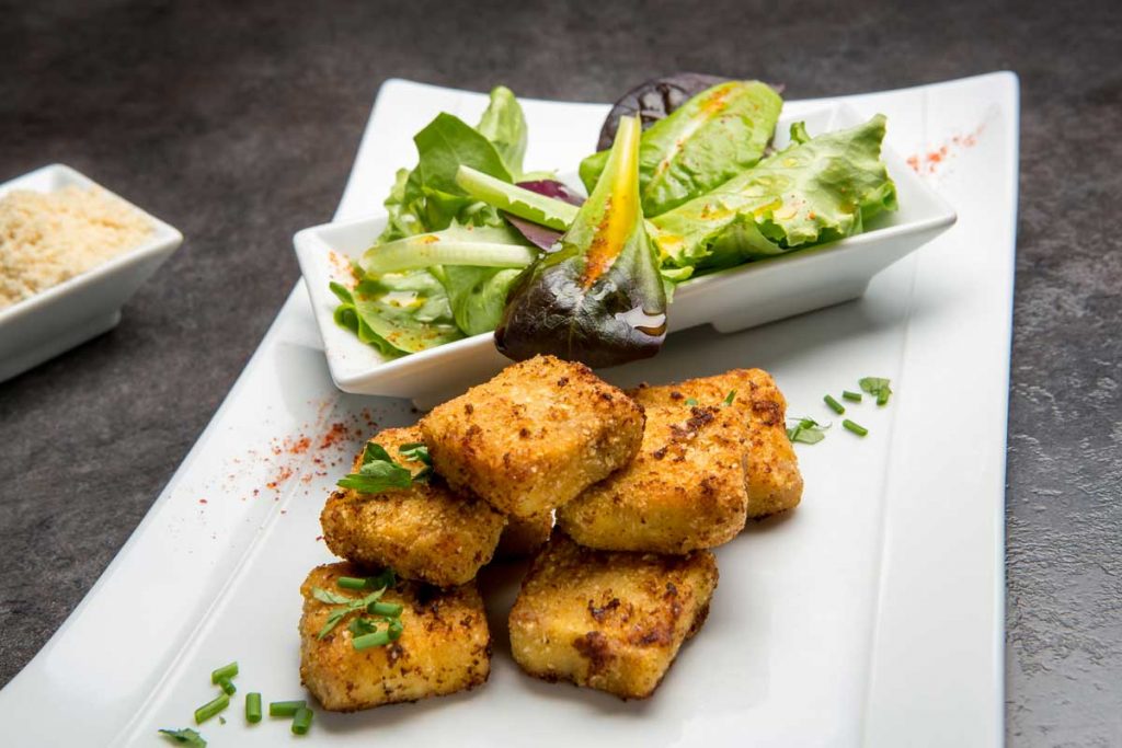 Presskopf pané à la poudre de noisettes Salade fraîcheur vinaigrette aux agrumes