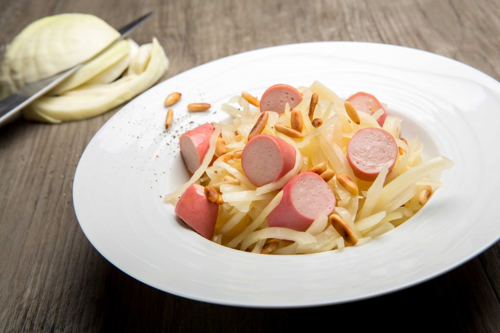 Salade de choux blanc, saucisse de Strasbourg et pignons de pins