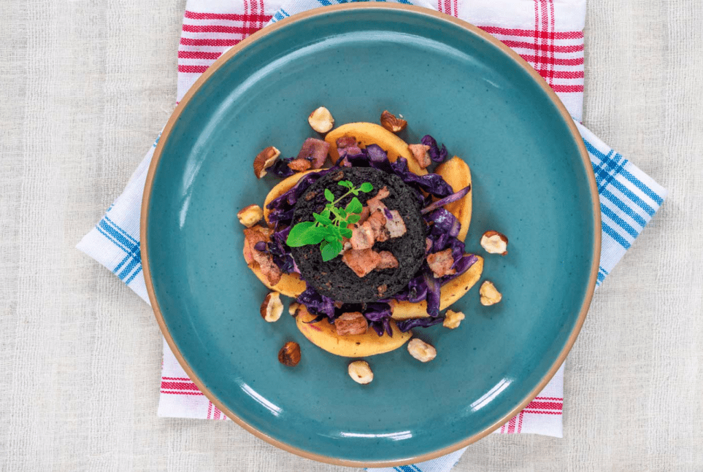 Boudin noir au chou rouge, bacon et pommes